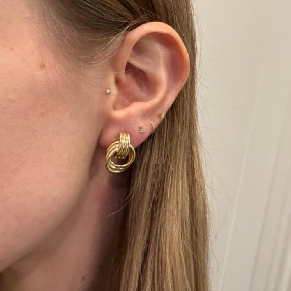 The Bryce mini classy gold chunky ribbed crossed rings stud earrings - Picture 2 of 5